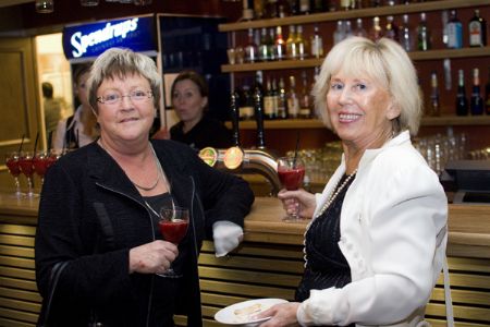 Ann-Charlotte Bergström, Handelskammaren, och Lisa vid bardisken